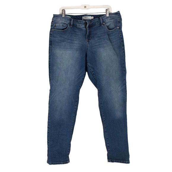 Torrid Boyfrind Midrise Jeans SZ 18 w/fade & Whiskering, Plus SZ Close Fit - Picture 7 of 7